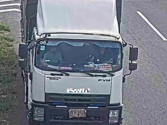 Biển số xe tải bị che lấp