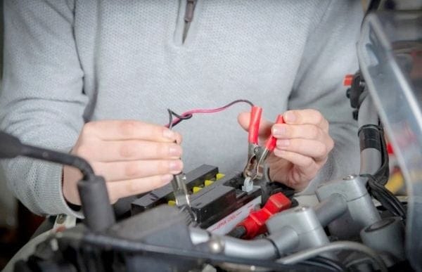 Biết cách sạc bình ắc quy xe máy đúng sẽ giúp tăng tuổi thọ cho bình