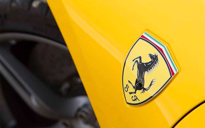 Biểu tượng logo ngựa chồm của Ferrari, thể hiện giá trị và lịch sử của xe có logo hình con ngựa