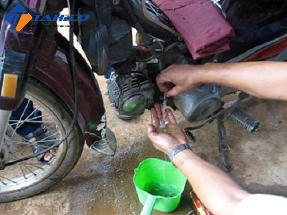 Bình xăng xe máy bị lẫn nước hoặc cặn bẩn