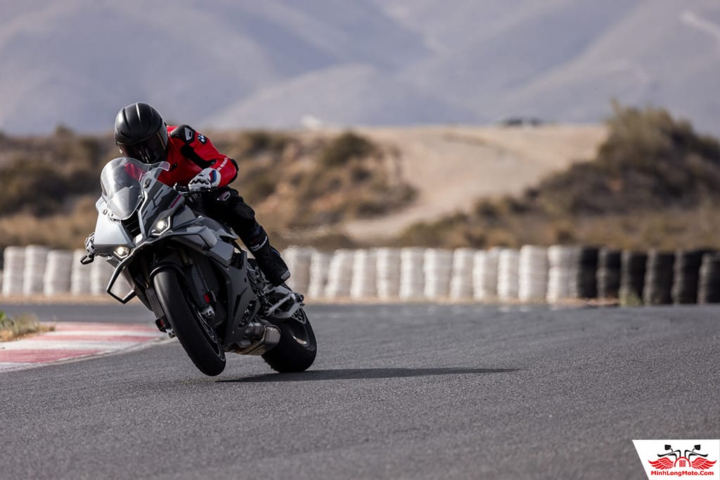 BMW S1000RR trên đường đua chuyên nghiệp, thể hiện công nghệ RR