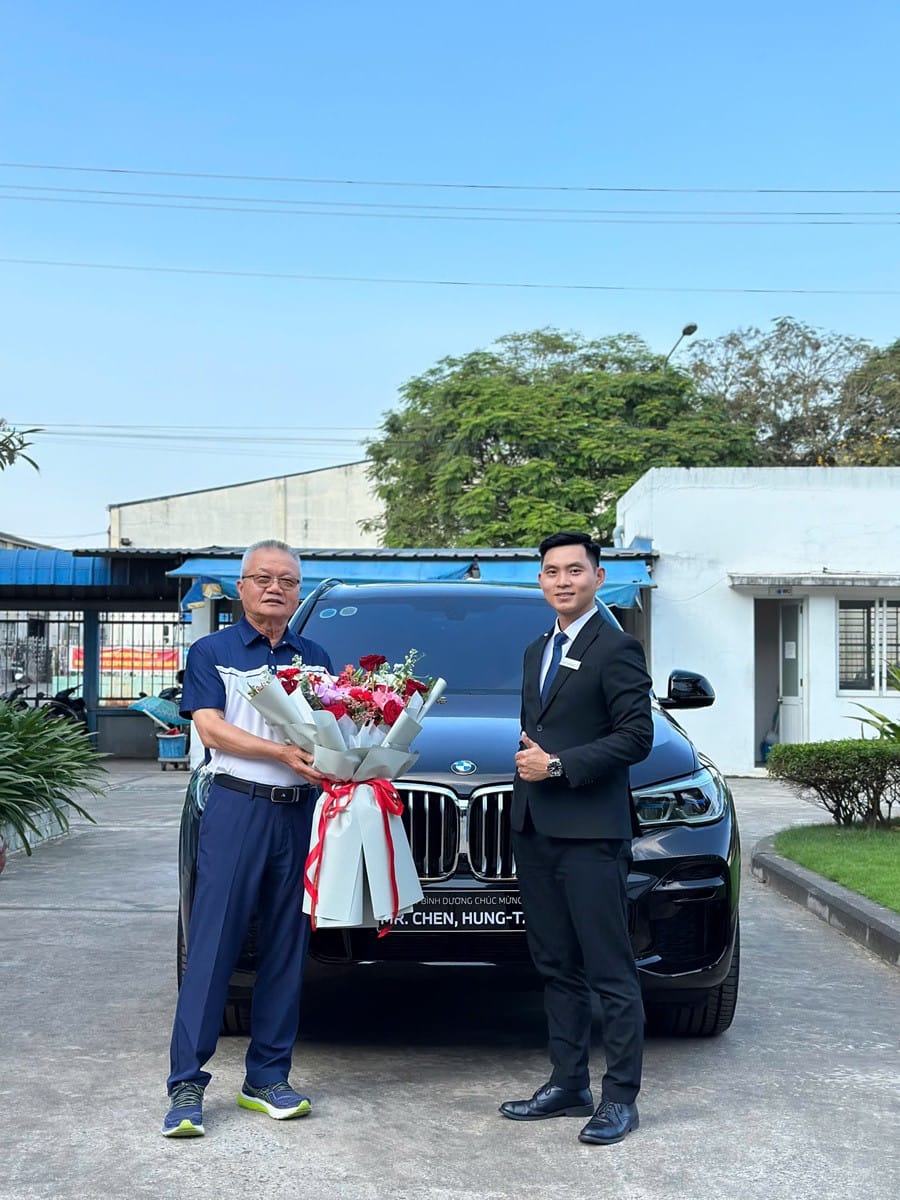 BMW X5 M Sport màu xanh với góc nhìn phía trước ấn tượng