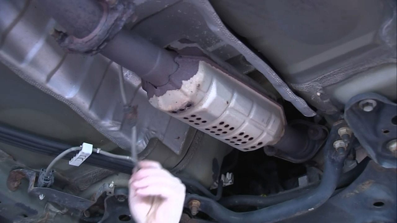 Bộ chuyển đổi xúc tác khí thải bị hỏng gây ra tình trạng xe tăng tốc kém