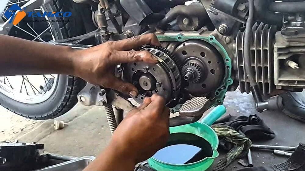 Bố côn xe máy bị mòn sau thời gian sử dụng