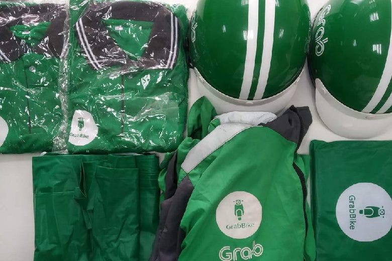 Bộ đồng phục của tài xế Grab, một trong những khoản **chi phí** bắt buộc khi **đăng ký chạy Grab**.