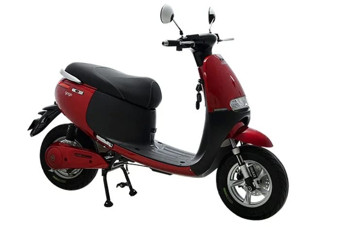Bộ sạc chính hãng và pin xe điện Gogo đang được kết nối để sạc an toàn và hiệu quả.