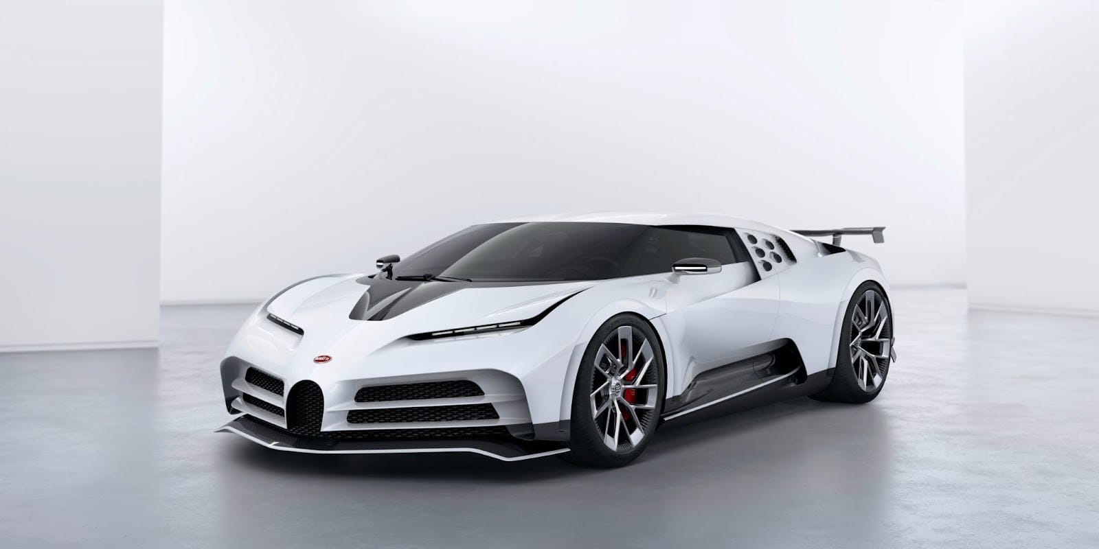Bugatti Centodieci màu trắng với thiết kế mạnh mẽ, lấy cảm hứng từ EB110, một trong những xe ô tô mắc nhất thế giới.