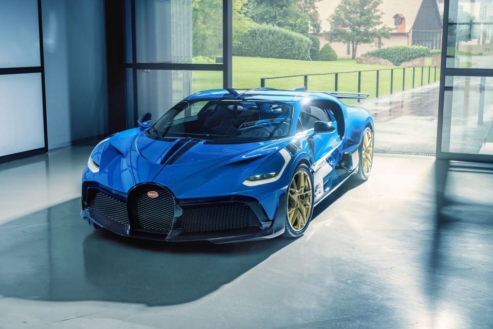 Bugatti Divo màu xanh dương với thiết kế thể thao, đại diện cho dòng xe ô tô mắc nhất thế giới.
