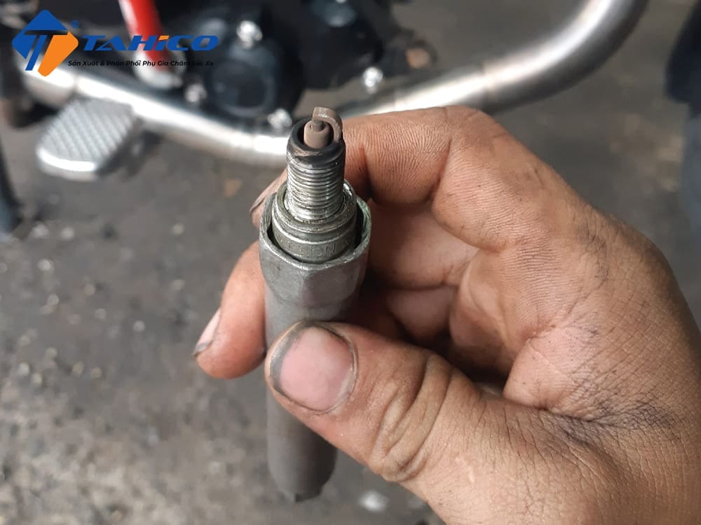 Bugi bị bám muội than gây ra tình trạng hụt ga ở xe Wave