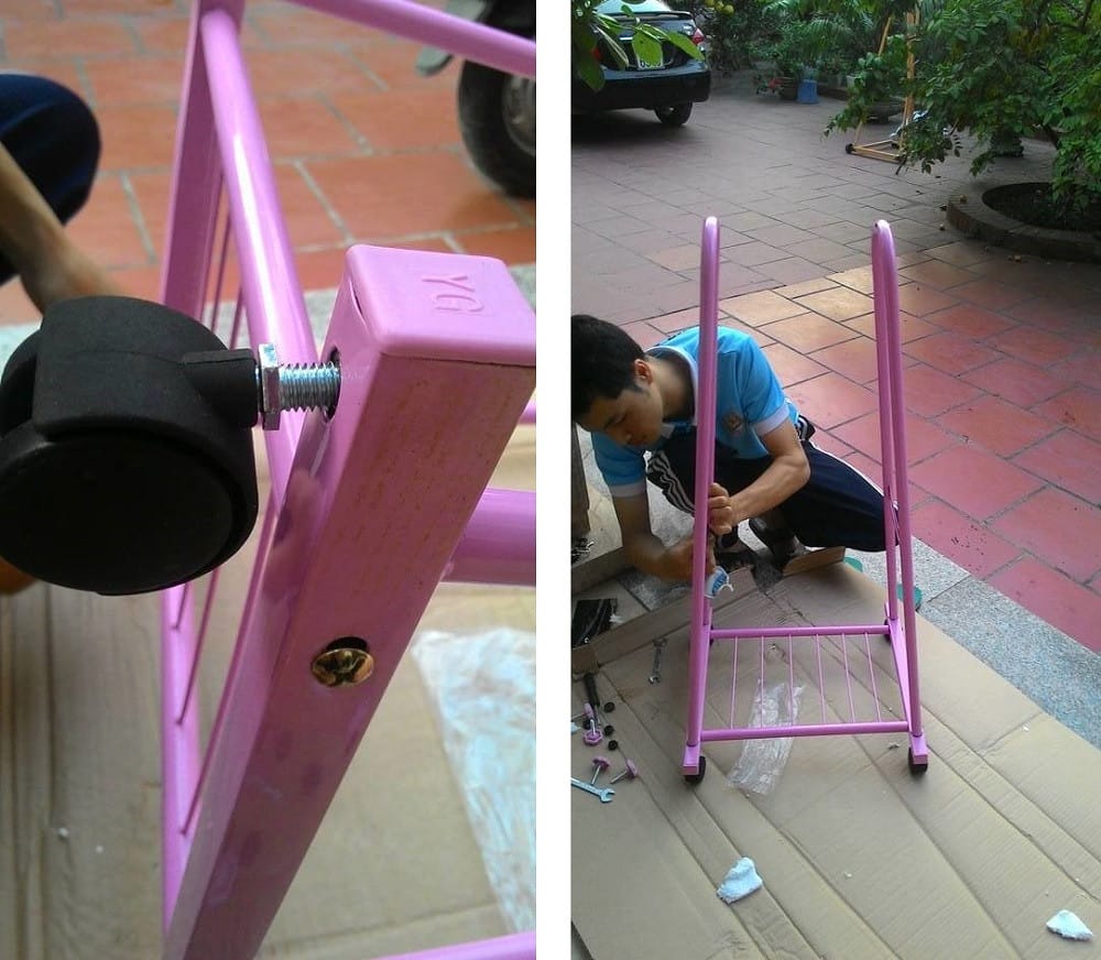 Các bộ phận của gương đứng di động chưa lắp ráp, bao gồm khung và chân đỡ