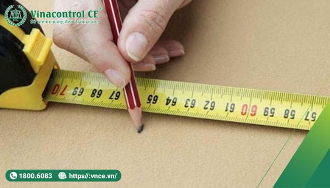 Các dụng cụ đo chiều dài khác nhau trên bàn, minh họa các cách xác định chiều dài là gì