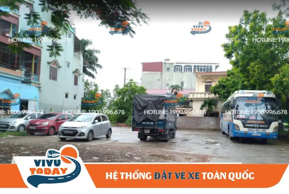 Các loại xe khách đang đậu tại bãi của **bến xe Vĩnh Trụ** ở Hà Nam.