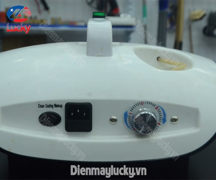 Các nút điều khiển và công tắc nguồn của máy khử mùi ô tô, giúp người dùng dễ dàng tùy chỉnh.