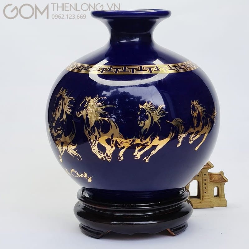 Các vật phẩm phong thủy, như đồ gốm sứ trang trí, phù hợp với tuổi Bính Tý để thu hút may mắn