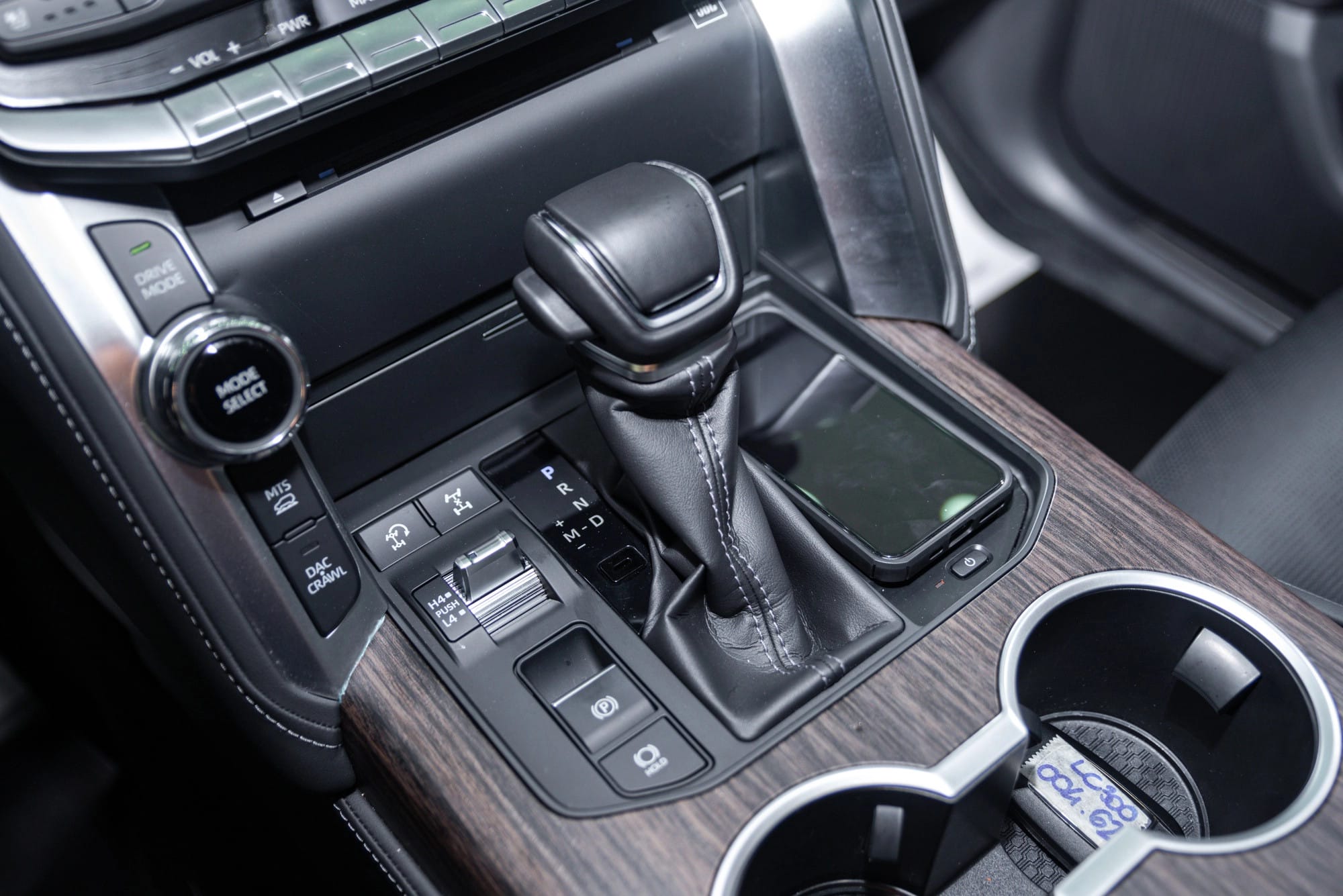 Các vị trí trên cần gạt số tự động Land Cruiser 300