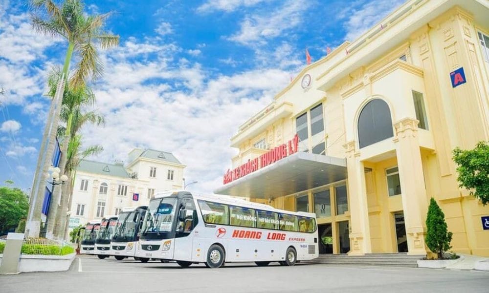 Các xe khách đang chờ đón khách tại bến xe Thượng Lý