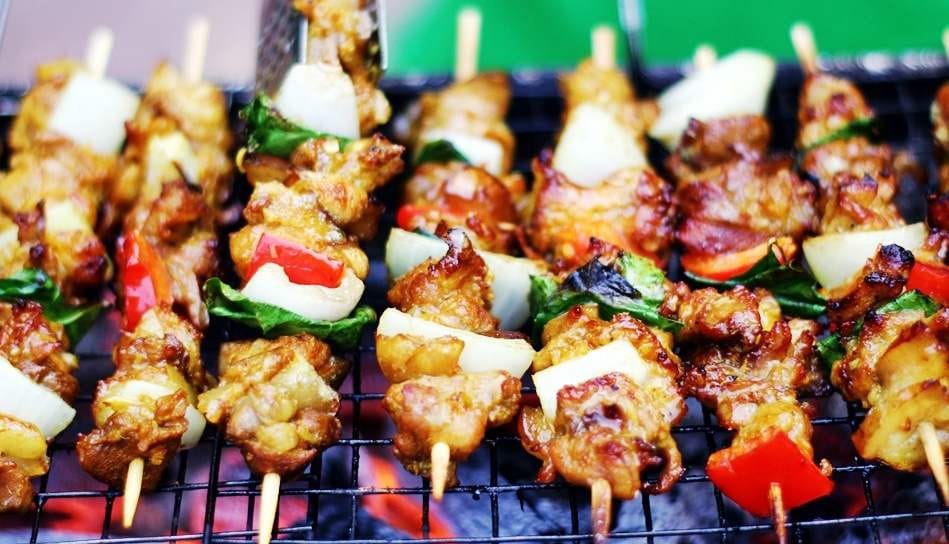 Các xiên nướng được tẩm ướp đậm đà tại BBQ Lẩu và Xiên Nướng, một quán ăn ngon Bình Dương