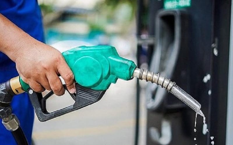 Các yếu tố đánh giá chất lượng xăng bao gồm tính chống kích nổ, tính bay hơi và tính ổn định, quan trọng hơn chỉ xăng 92 màu gì