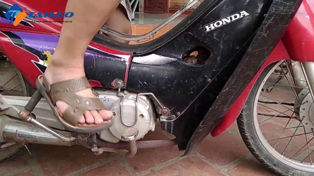 Cách đạp nổ xe máy khi bình ắc quy yếu hoặc không đề được