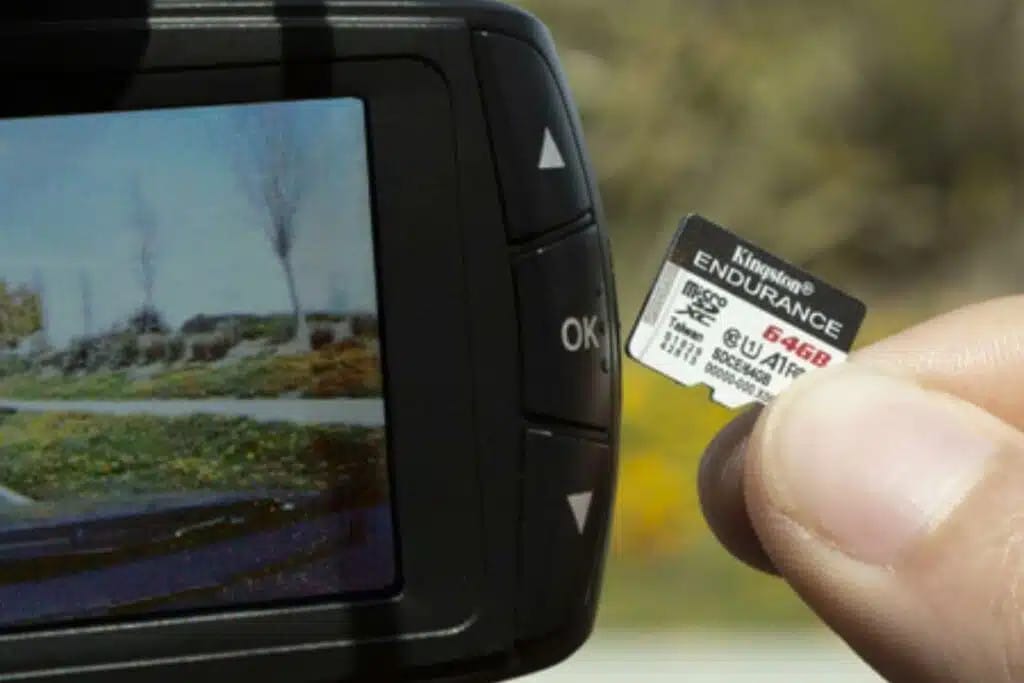 Cách lắp thẻ nhớ Micro SD vào khe cắm camera hành trình đúng cách