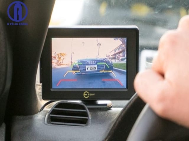 Cách lùi xe ô tô bằng camera hỗ trợ quan sát