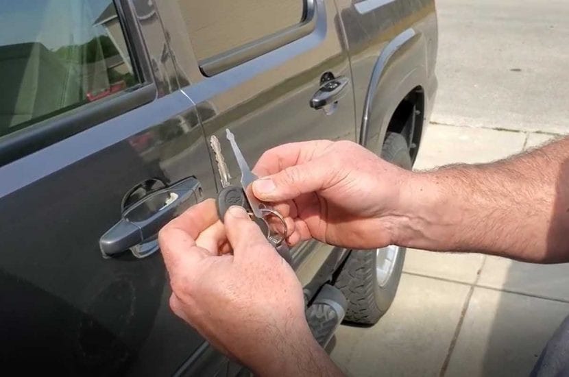 Cách mở cửa xe ô tô bằng chìa khóa đa năng