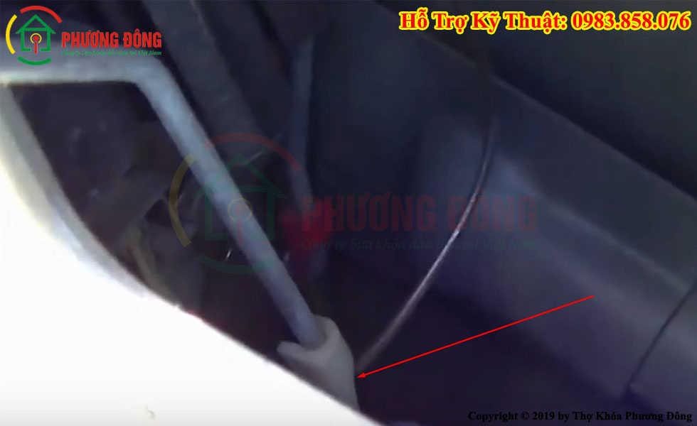 Cách mở cửa xe ô tô bằng móc quần áo