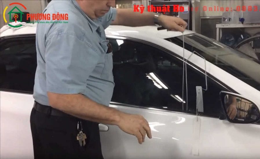 Cách mở cửa xe ô tô khi quên chìa bên trong bằng móc sắt