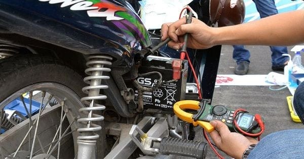 Cách sạc bình ắc quy không có chế độ tự động phức tạp hơn so với cách sạc bình có chế độ tự động