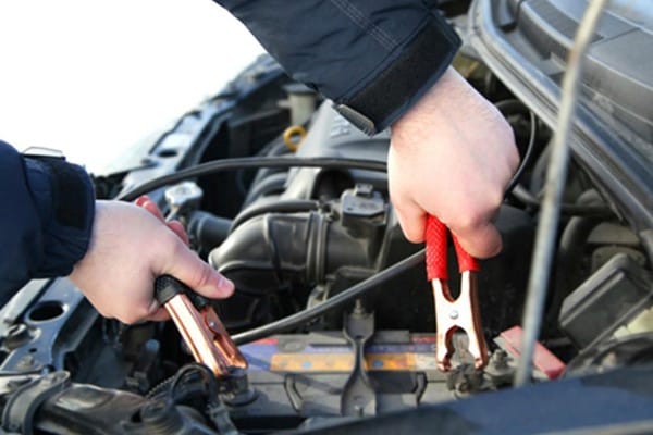 Cách xử lý xe ô tô hết ắc quy bằng cách câu bình điện từ xe khác.