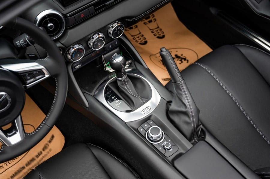 Cảm giác lái phấn khích của Mazda MX-5 Miata trên đường