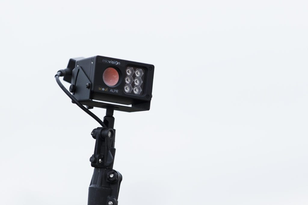 Camera đọc biển số xe tự động đang quét phương tiện giao thông để nhận diện thông tin biển số