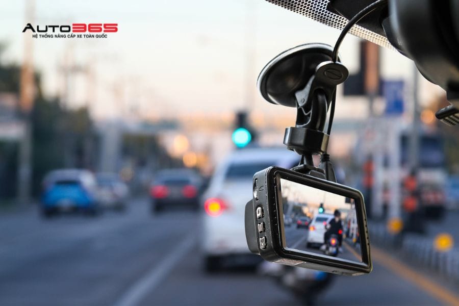 Camera giúp quan sát trực tiếp mọi hình ảnh phía trước và xung quanh xe