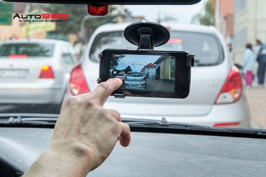 Camera hành trình hiện đại ghi hình và cho phép xem lại qua ứng dụng