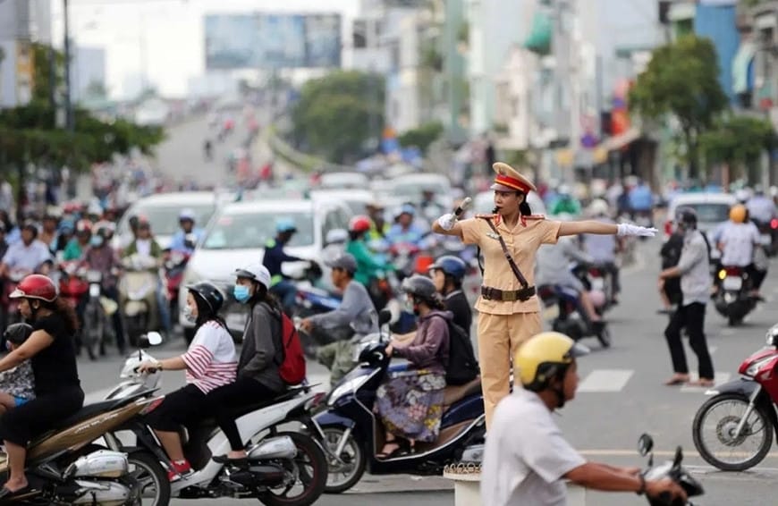 Cán bộ cảnh sát giao thông xử lý lỗi đi ngược đường phạt bao nhiêu