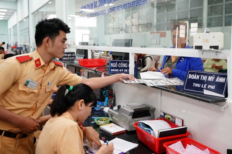Cán bộ công an giao thông đang làm việc