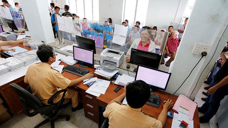 Cán bộ công an kiểm tra hồ sơ khai báo đổi màu sơn xe máy