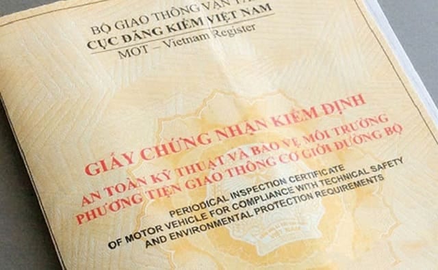 Cán bộ đang kiểm tra hệ thống phanh của xe tải van