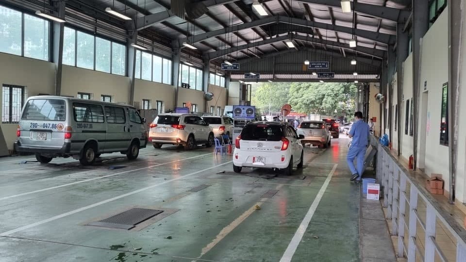 Cán bộ đang kiểm tra thông tin giấy tờ xe tải, minh họa quy trình đăng kiểm lần đầu và trách nhiệm của trung tâm đăng kiểm.