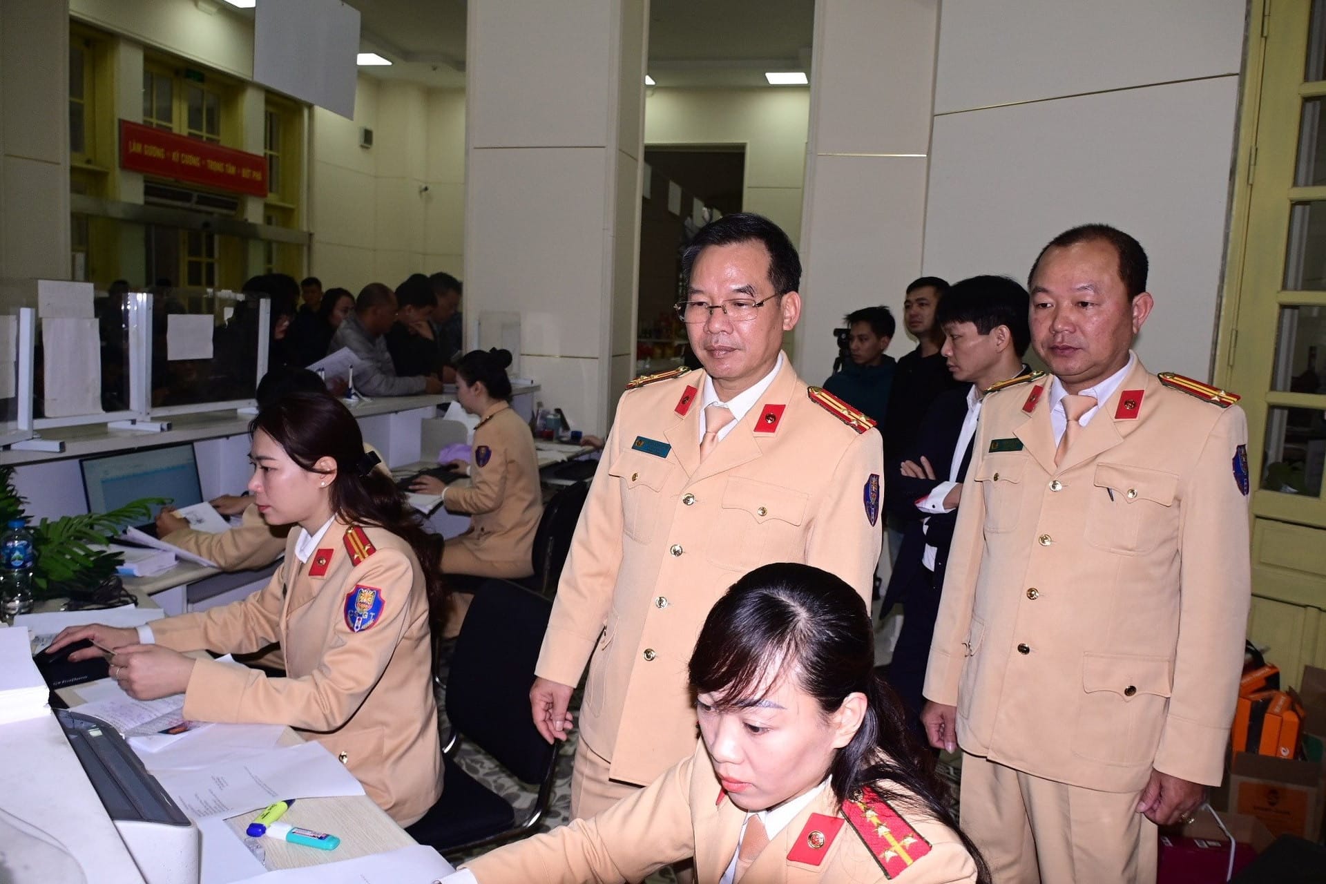 Cán bộ kiểm tra hồ sơ tại địa điểm đổi giấy phép lái xe tại Hải Phòng