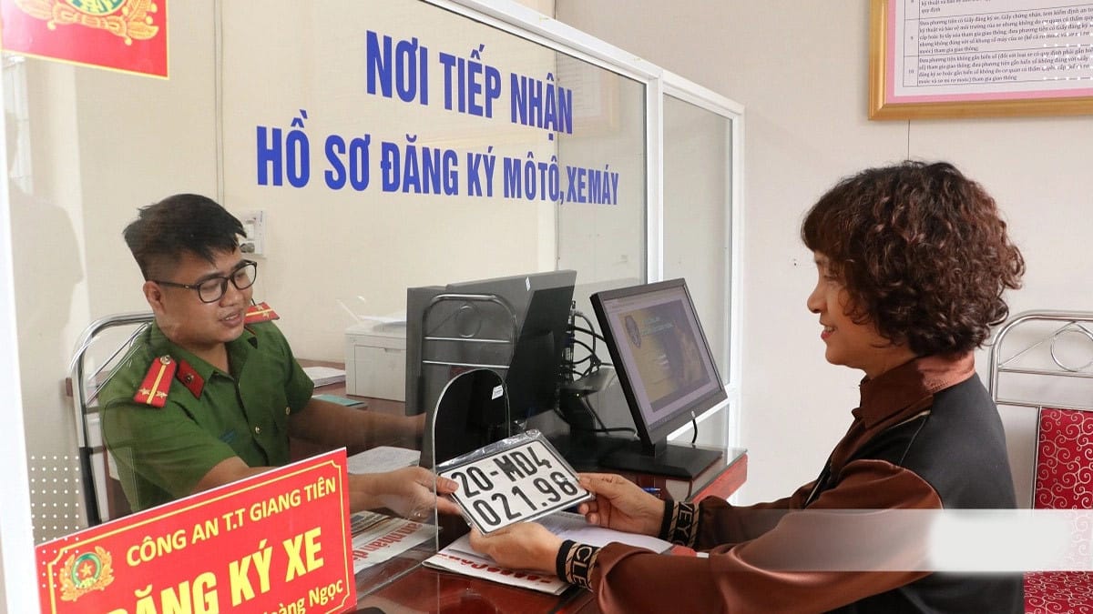 Cán bộ tiếp nhận hồ sơ đăng ký biển số xe máy tại Bắc Ninh