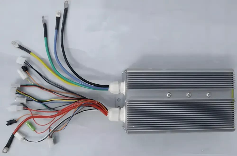 Cận cảnh bo mạch điện tử bên trong bộ điều khiển IC của xe đạp điện.