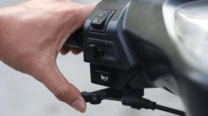 Cận cảnh bộ phận đề của xe máy, thể hiện sự hao mòn có thể khiến xe máy đề không hoạt động