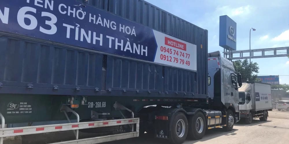 Cận cảnh cabin xe container với vô lăng, biểu tượng của người tài xế lái xe đường dài chuyên nghiệp.