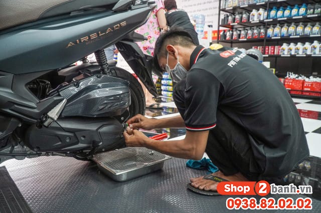 Cận cảnh chi tiết động cơ xe máy đang được bảo dưỡng