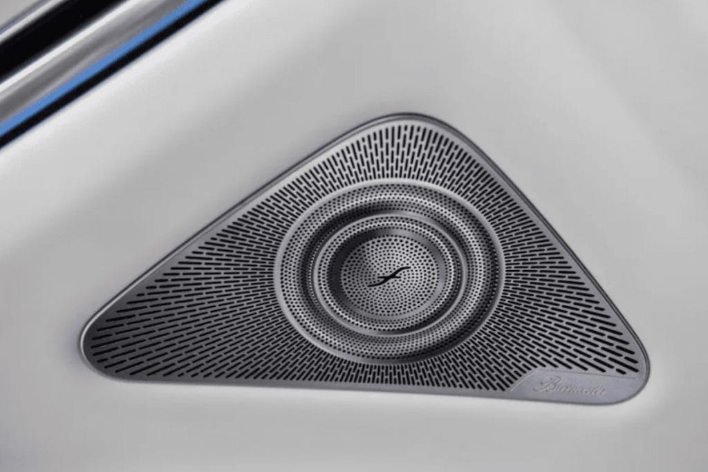 Cận cảnh chi tiết khoang nội thất Maybach S680, thể hiện sự tinh xảo trong từng đường nét và vật liệu cao cấp