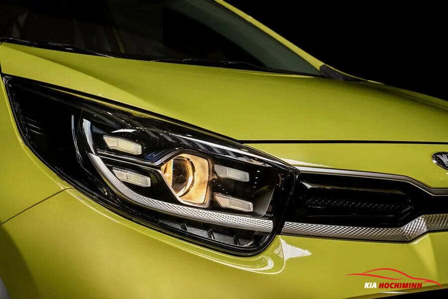 Cận cảnh cụm đèn pha Halogen và dải đèn LED ban ngày của xe Kia Morning 2024