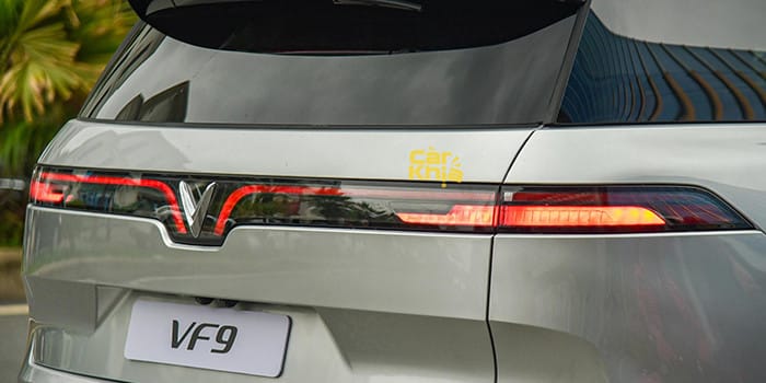 Cận cảnh đèn hậu LED và logo VinFast ở đuôi xe VF9