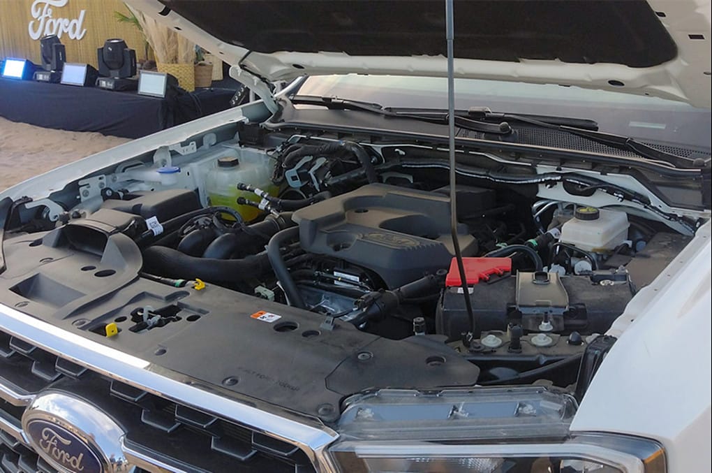 Cận cảnh động cơ EcoBoost 2.3L mạnh mẽ trên Ford Everest máy xăng.