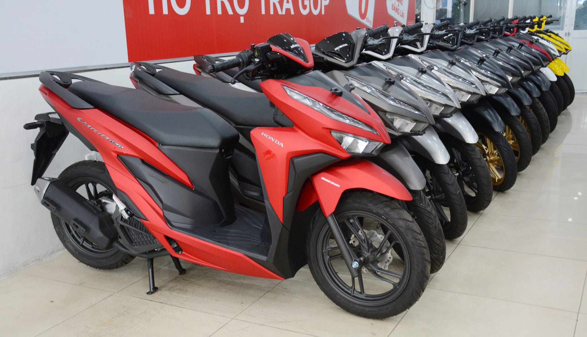Cận cảnh Honda Vario 150 màu đỏ sản xuất năm 2022, thể hiện sự khan hiếm trên thị trường xe máy